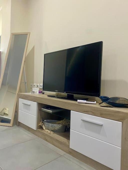 Cozy Apartment Near To The Airport Kouvaras Ngoại thất bức ảnh